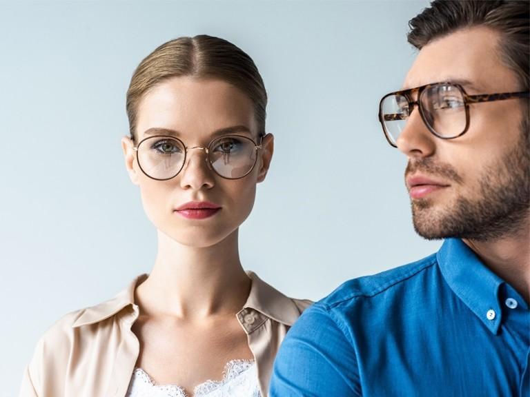 Kobieta i mężczyzna w okularach